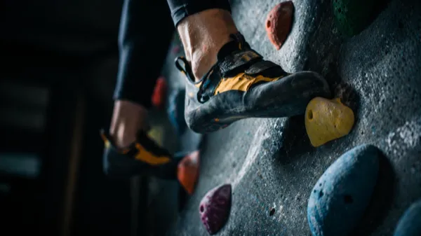 Buty wspinaczkowe precyzyjnie ustawione na chwytach — technika boulderingu